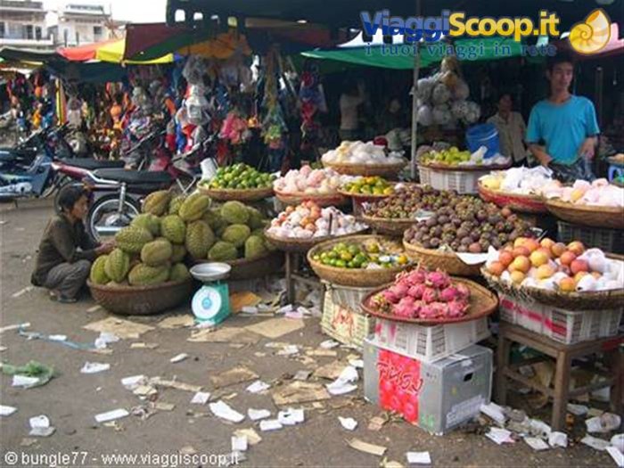 14 - Kratie - Mercato frutta