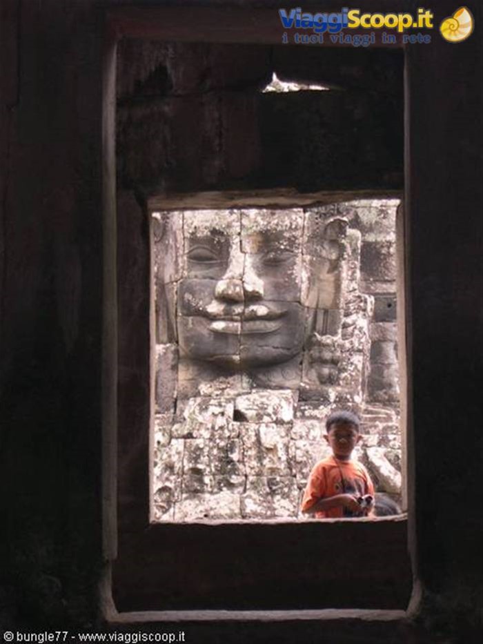 18 - Angkor - Bayon - Attraverso la finestra