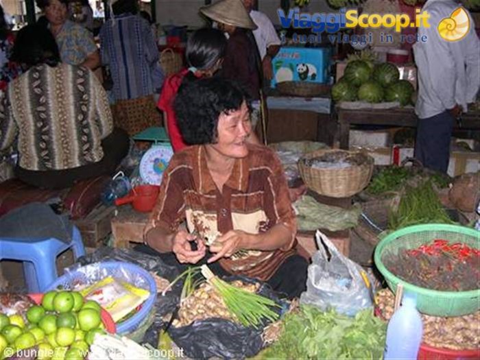 22 - Siam Reap - Mercato - Amichetta dei mango