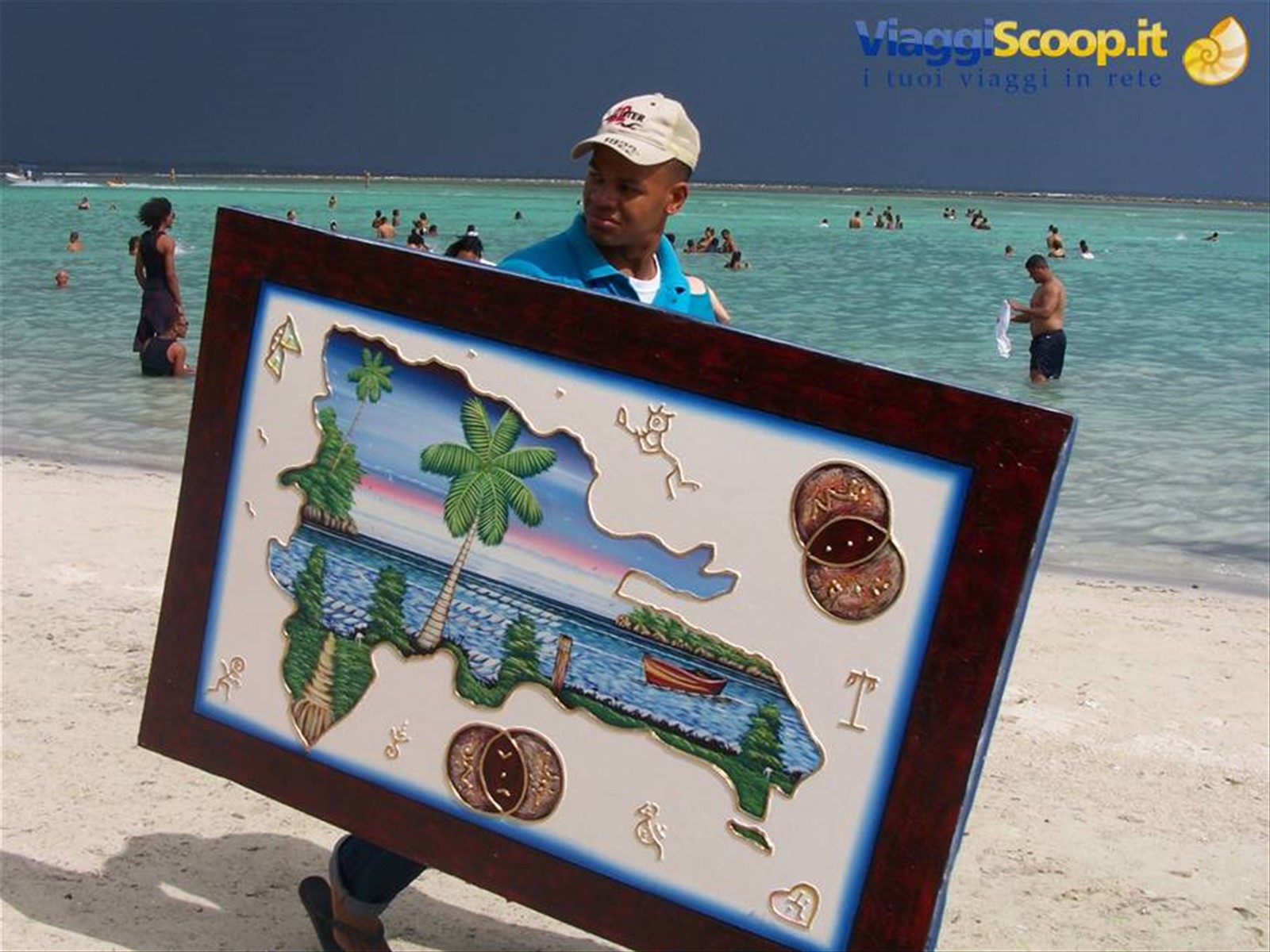 Un venditore di quadri tipici in spiaggia a Boca Chica