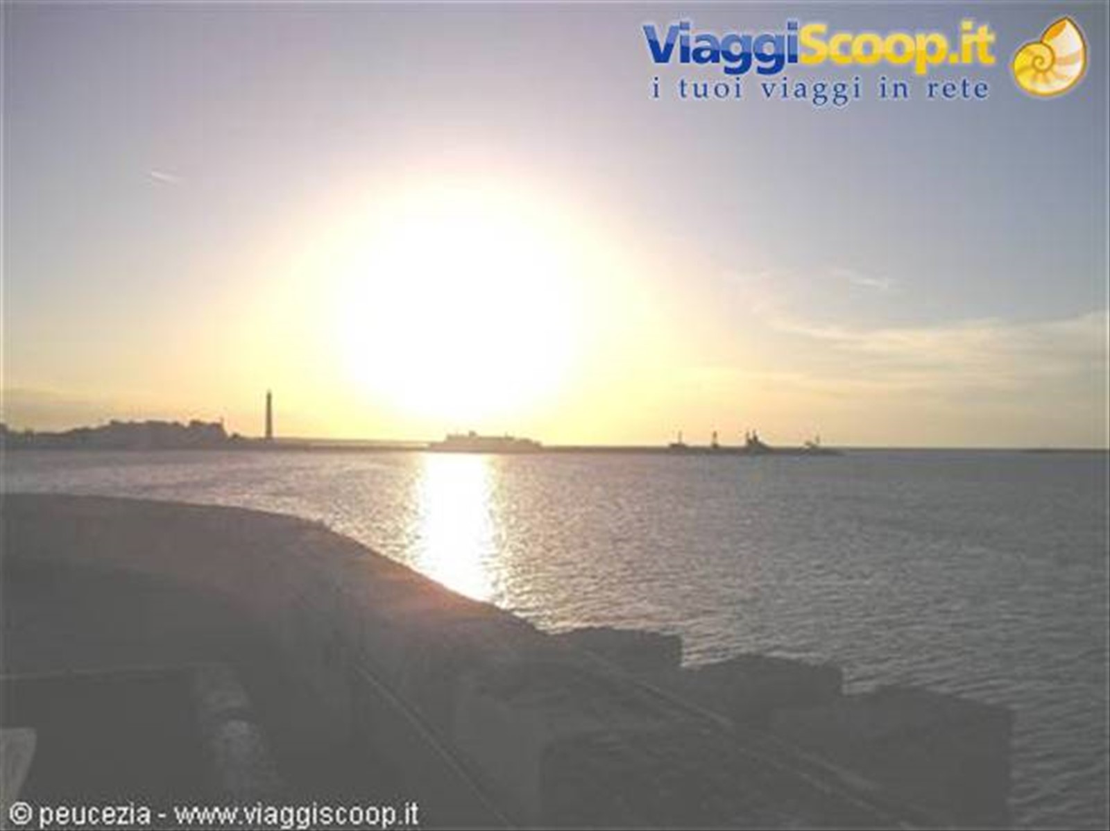 tramonto sul mare e sullo sfondo il faro nuovo