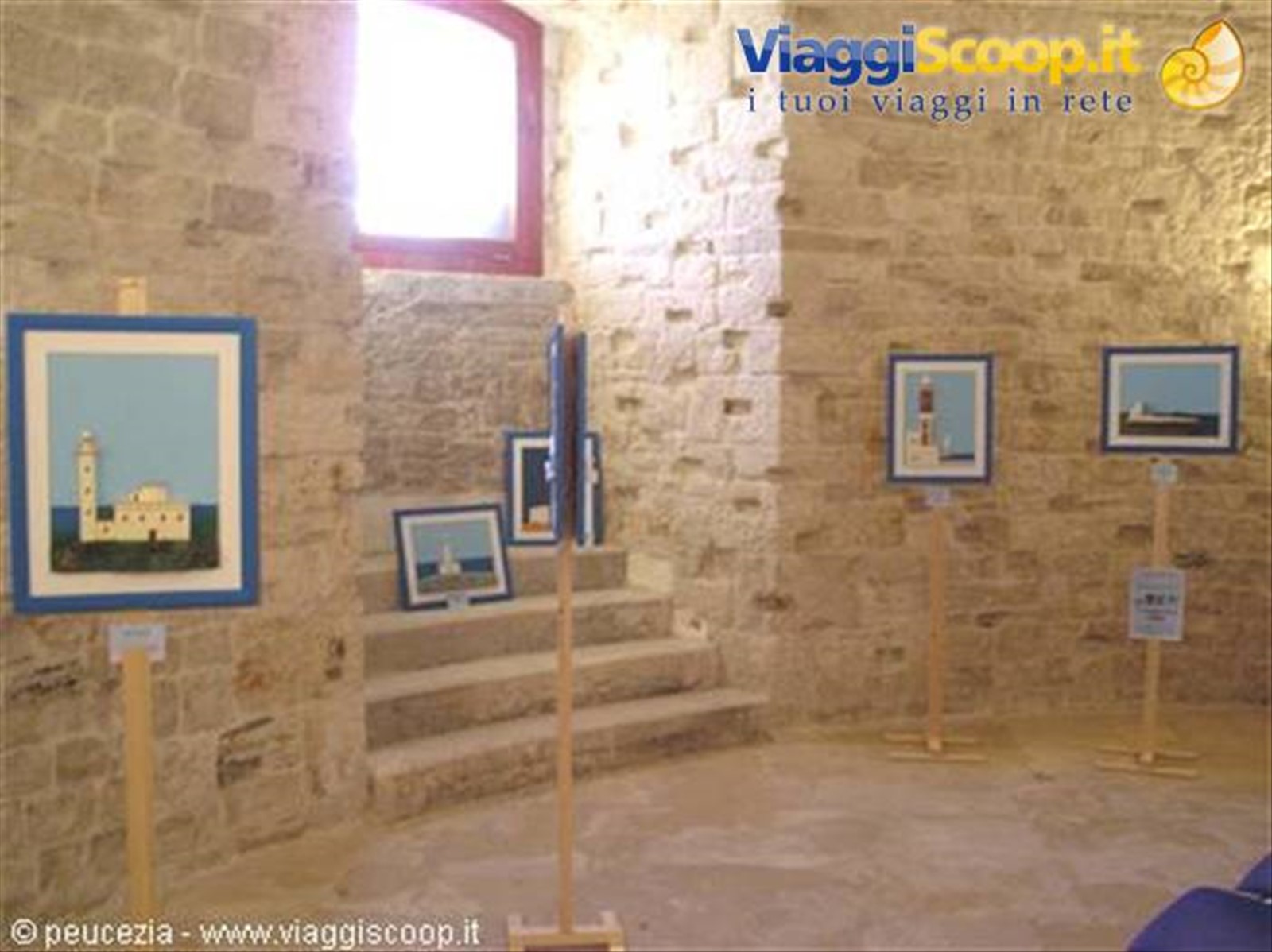 interno del faro e mostra del pittore Linos