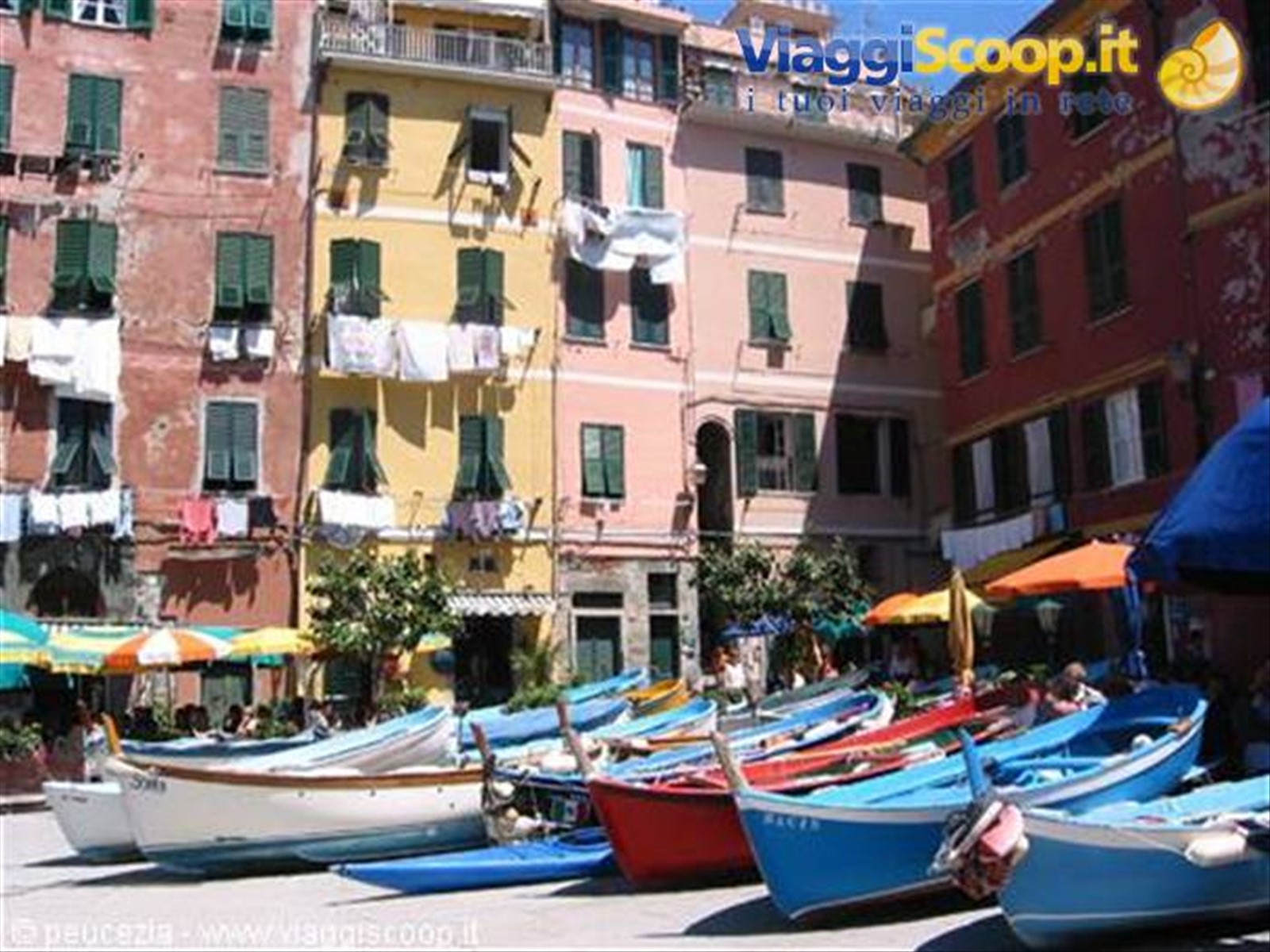 la colorata piazzetta