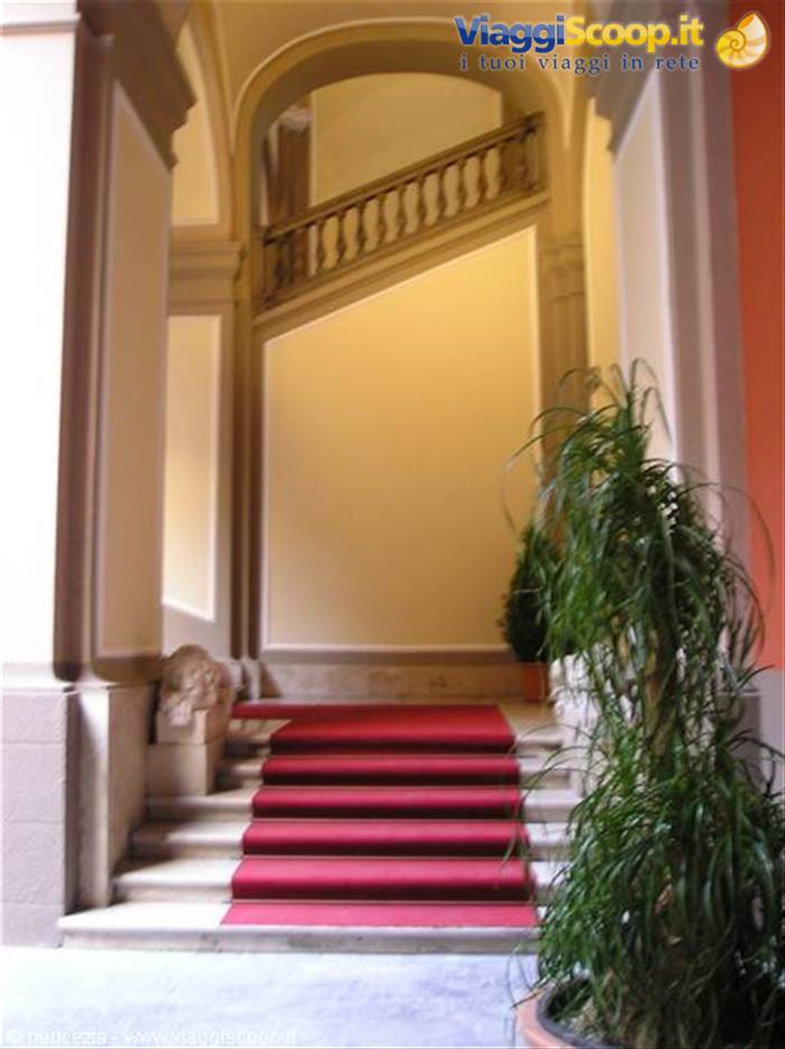 scalinata di palazzo Prefettura