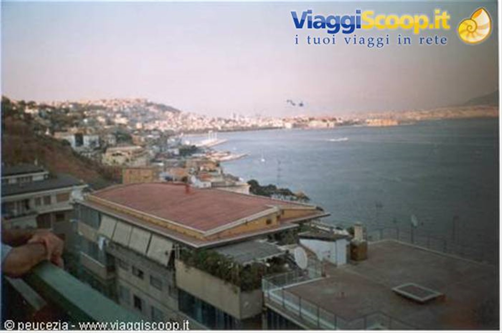 veduta di Napoli con braccia