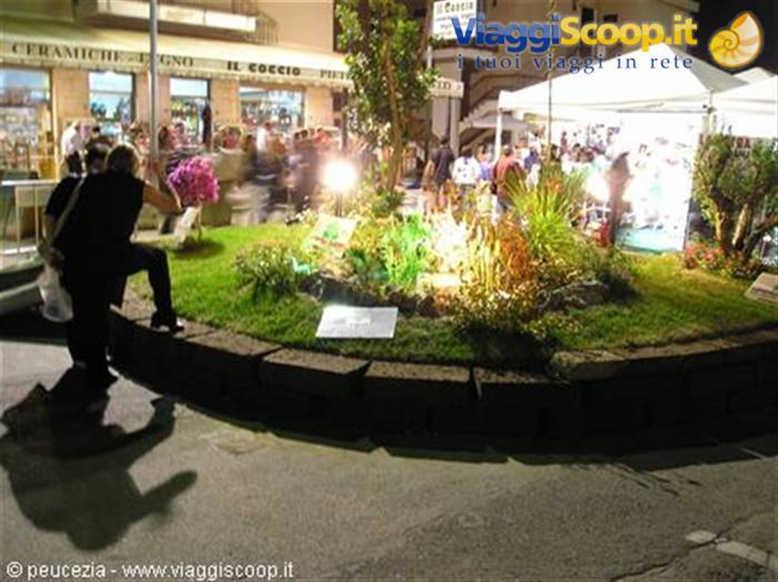 il piazzale Anelli di sera, particolare