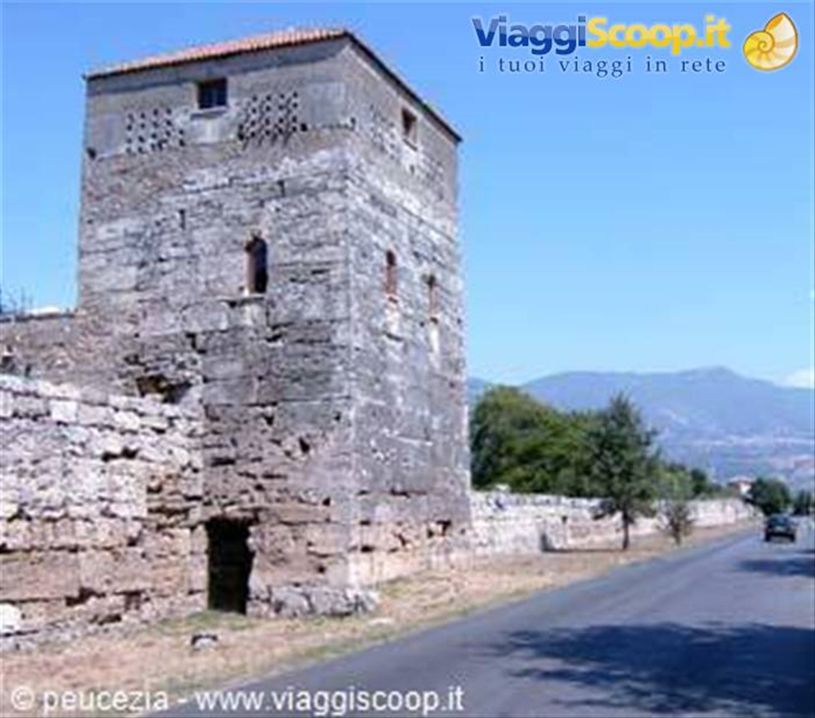 di fronte al sito archeologico