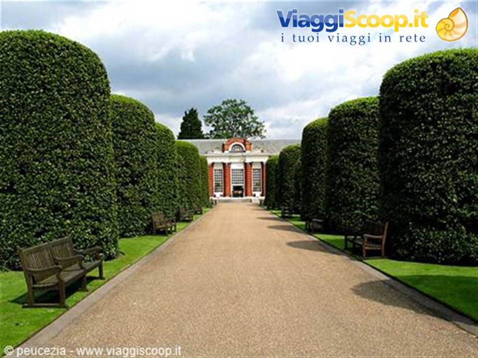 Kensington palace sullo sfondo