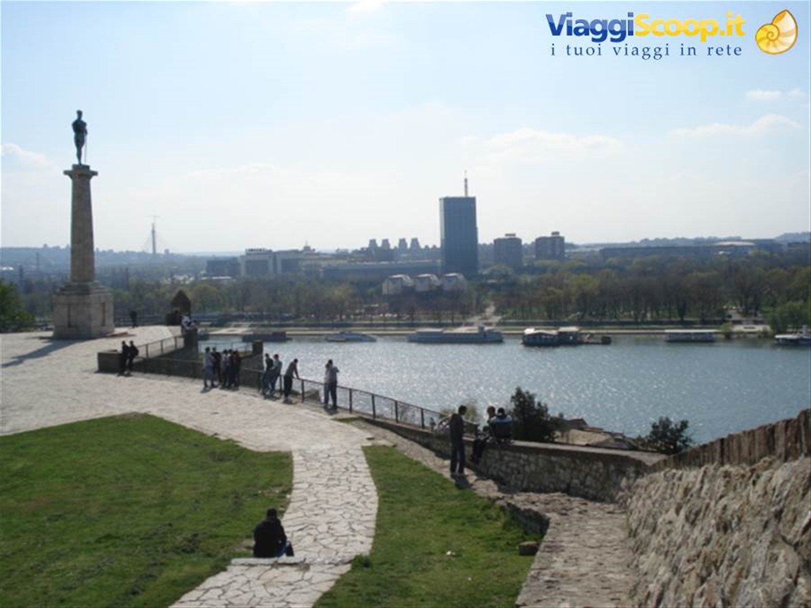vista dalla fortezza Kalemegdan di Belgrado sul Danubio e Sava