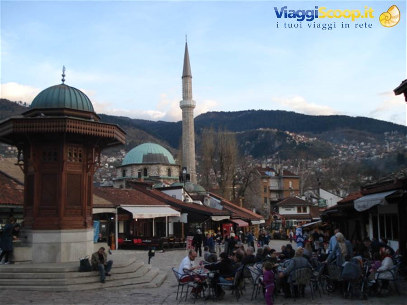 Sarajevo: la città vecchia con la fontana di legno e la moschea
