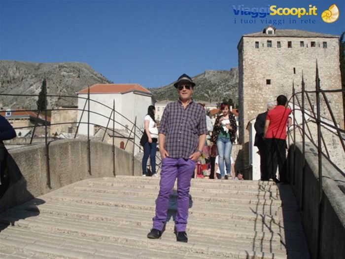 Io sul ponte di Mostar coi pantaloni grillini viola