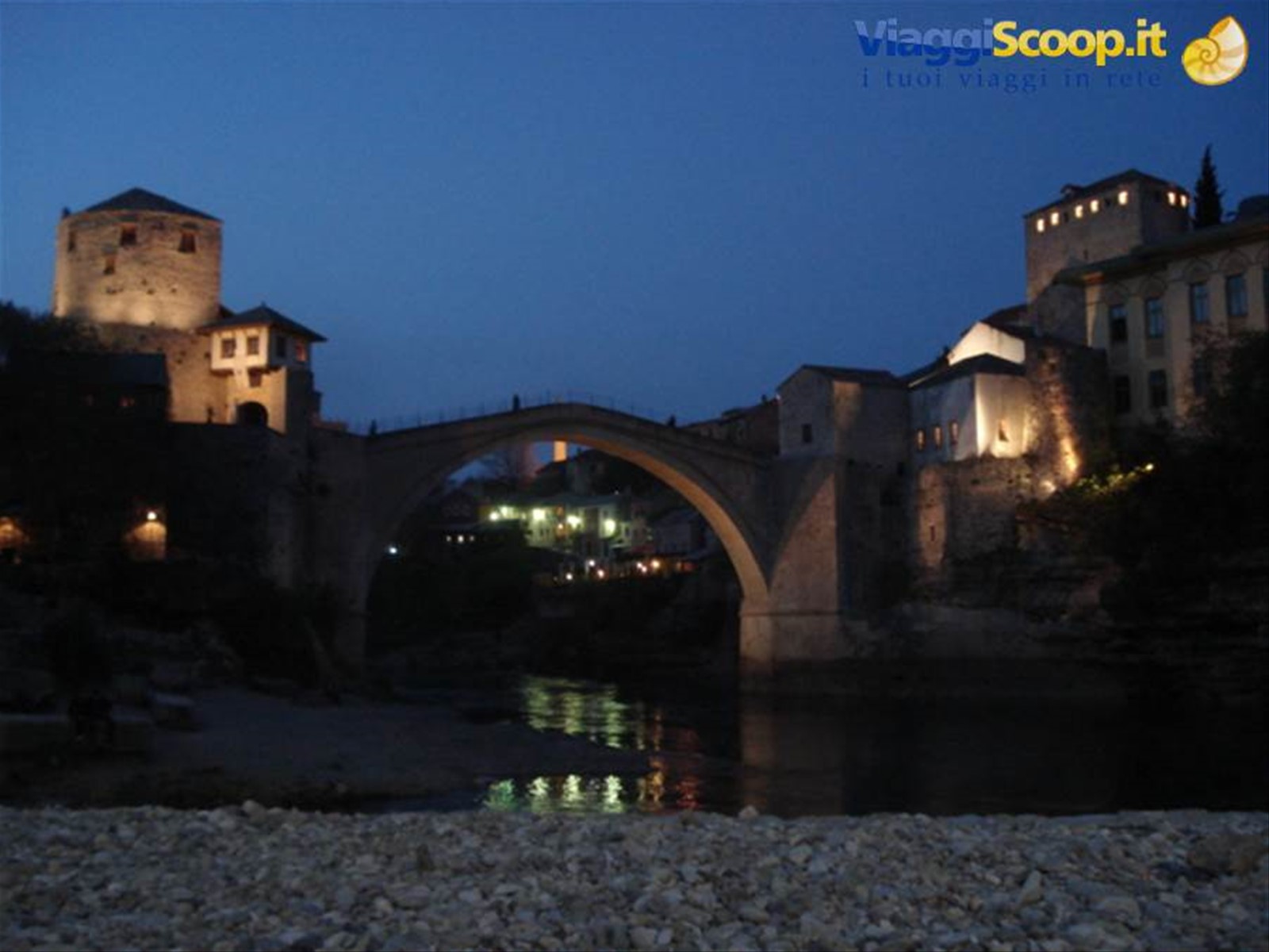 Mostar: veduta notturna del ponte