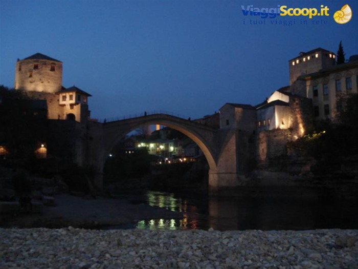 Mostar: veduta notturna del ponte