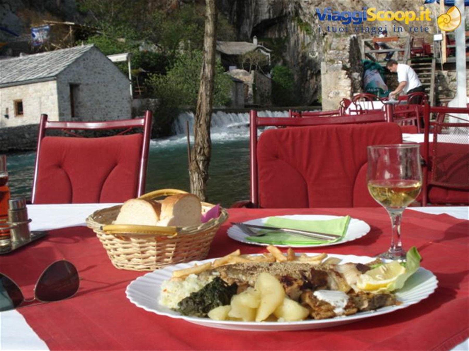 Blagaj:pranzo a base di trota a due passi dal tempio derviscio