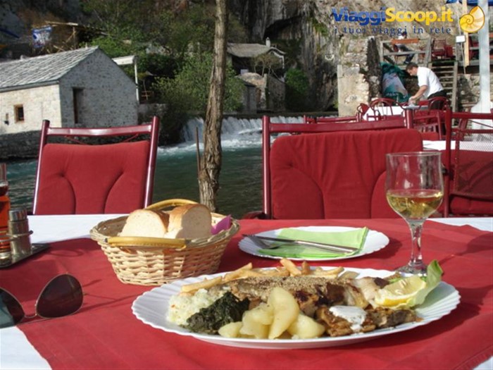 Blagaj:pranzo a base di trota a due passi dal tempio derviscio
