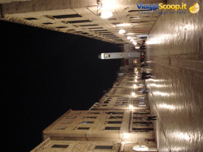 Dubrovnik: veduta notturna dello Stradun