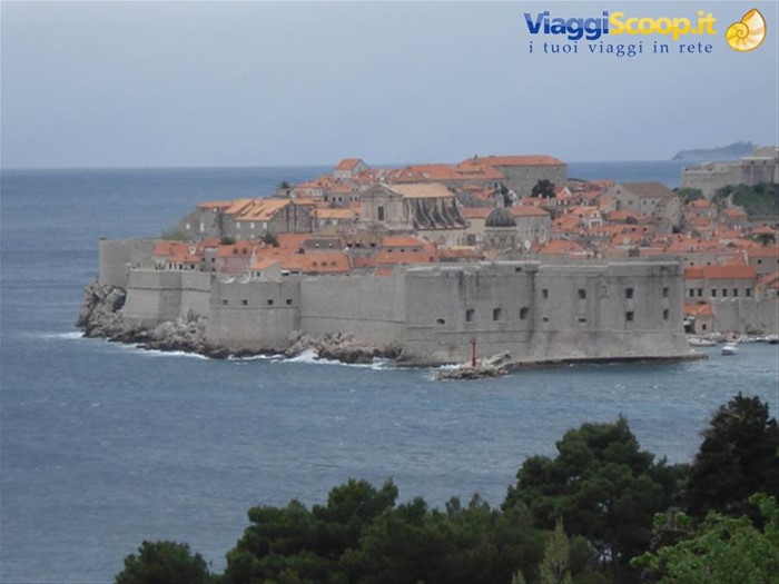 Dubrovnik: veduta della città vecchia con le mura antiche