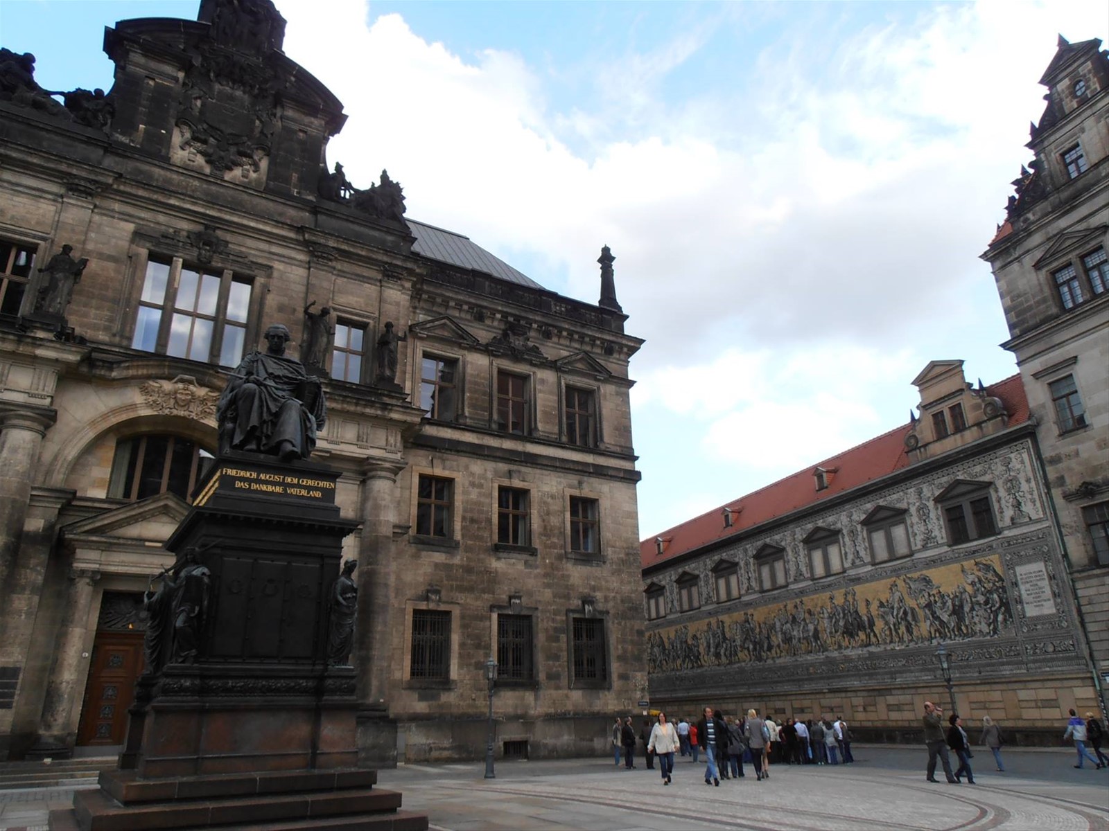 monumento e parete con immagini dei re prussiani