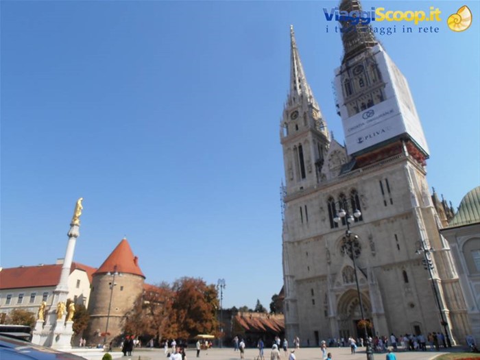 la cattedrale, torre antica, colonna e mura