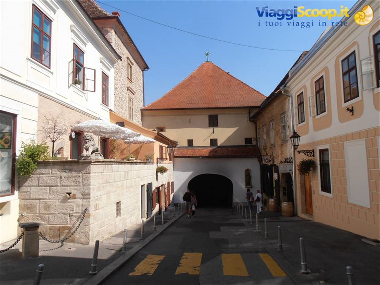 porta antica con immagine sacra