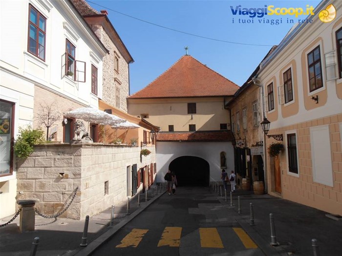 porta antica con immagine sacra 
