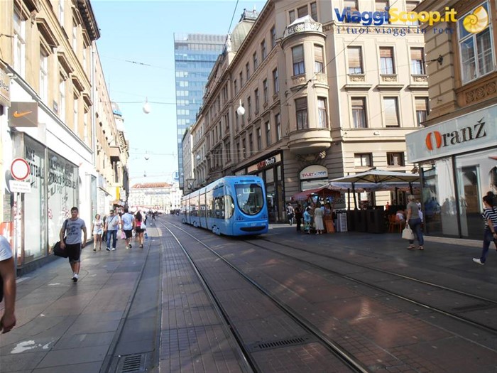 la via dello shopping col tram blu dell'ottima rete 