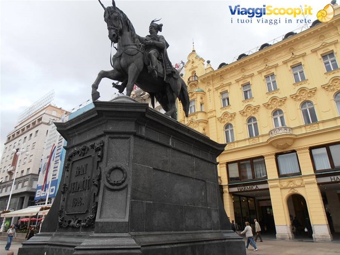 statua di Jelacic nella medesima piazza