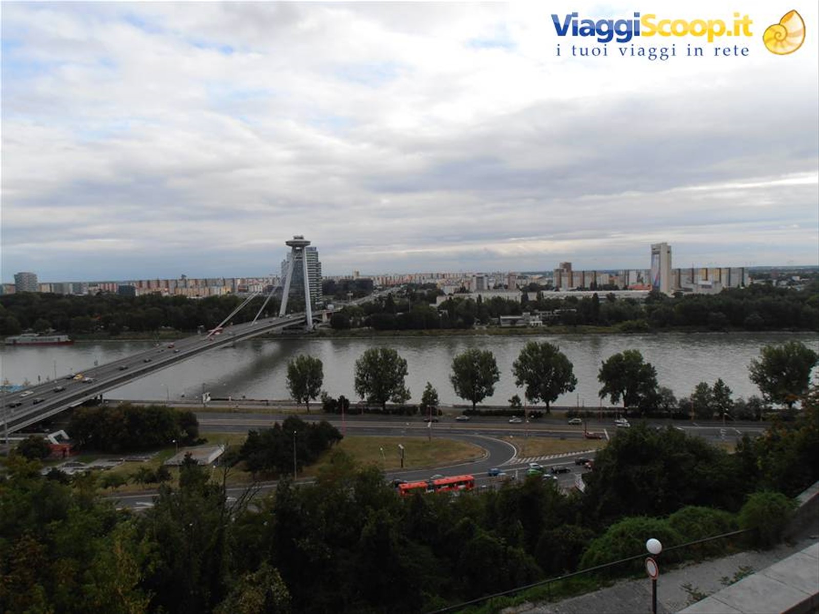 il ponte nuovo col ristorante sospeso a Bratislava