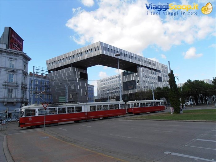 palazzo moderno e tram