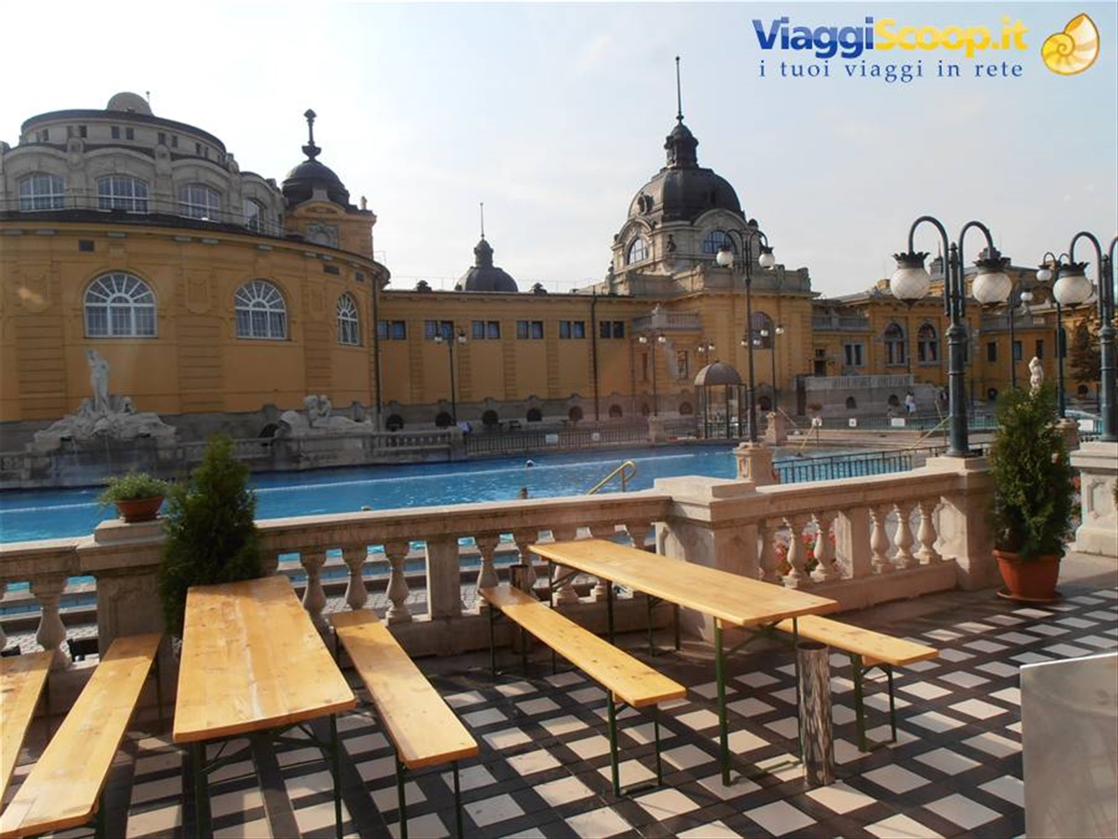i tavoli che si affacciano alla piscina