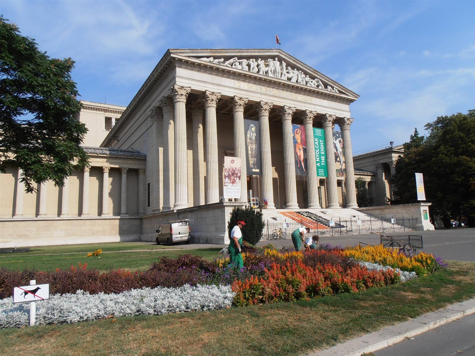 la galleria d'arte a fianco della piazza degli eroi