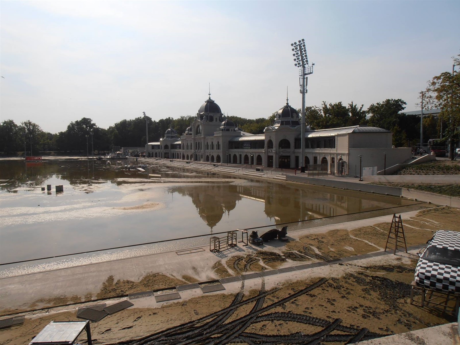 il lago artificiale nel parco cittadino in restauro
