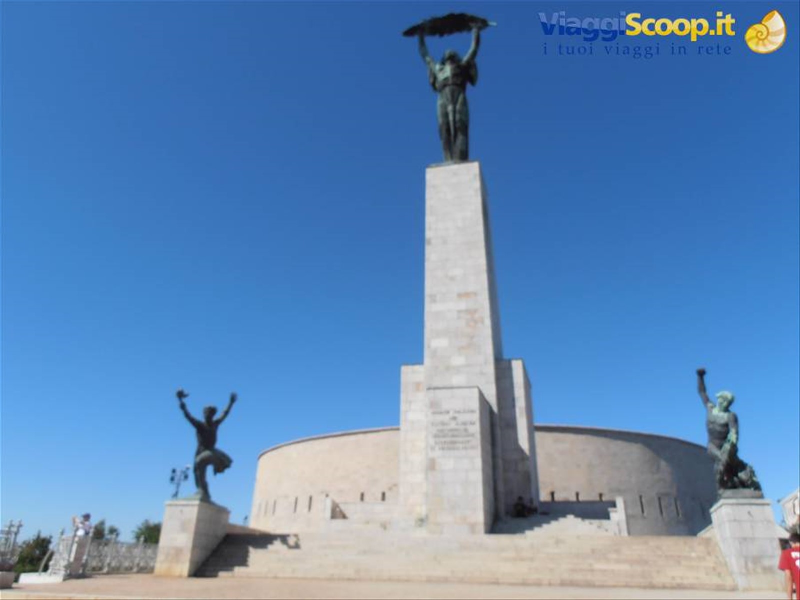 la statua della Libertà sulla collina della cittadella