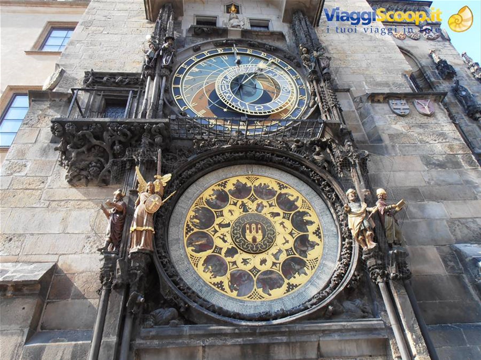 l'orologio astronomico della torre del municipio