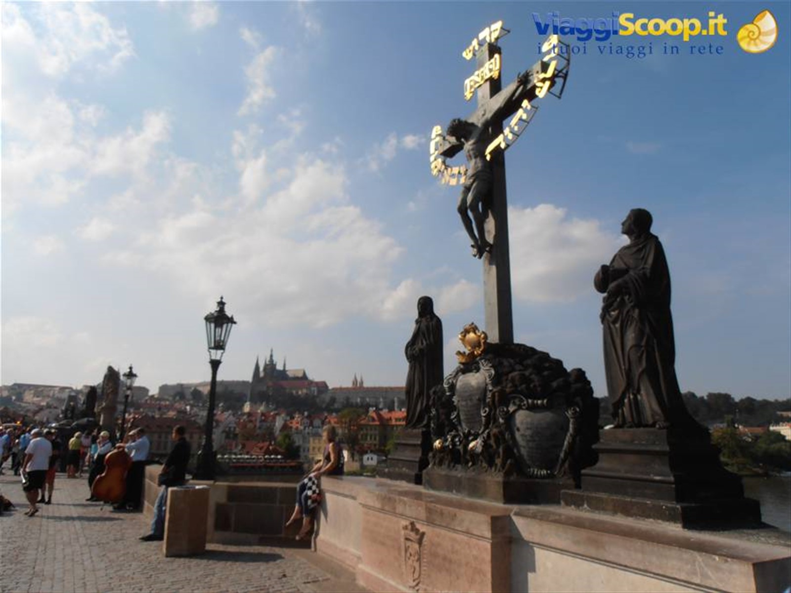 una delle 30 statue del ponte Carlo