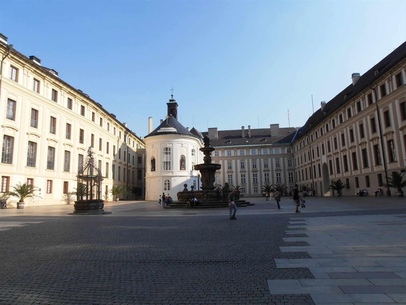 un cortile interno al castello