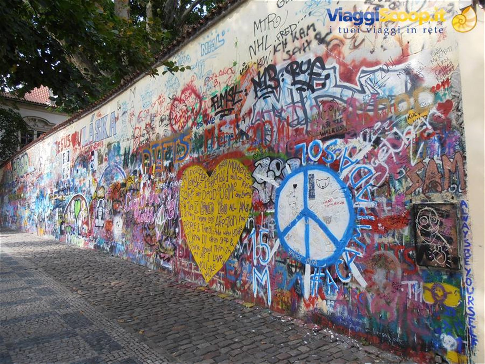 il muro coi graffiti dedicati a John Lennon