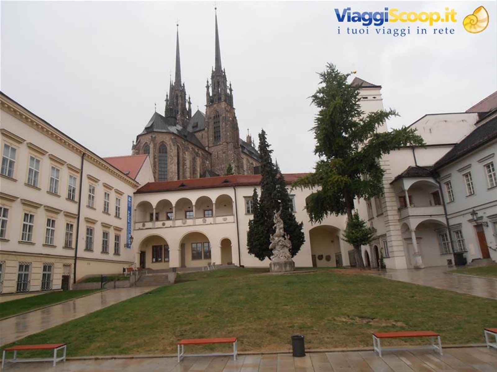 piazzetta e cattedrale di S.Pietro e Paolo a Brno