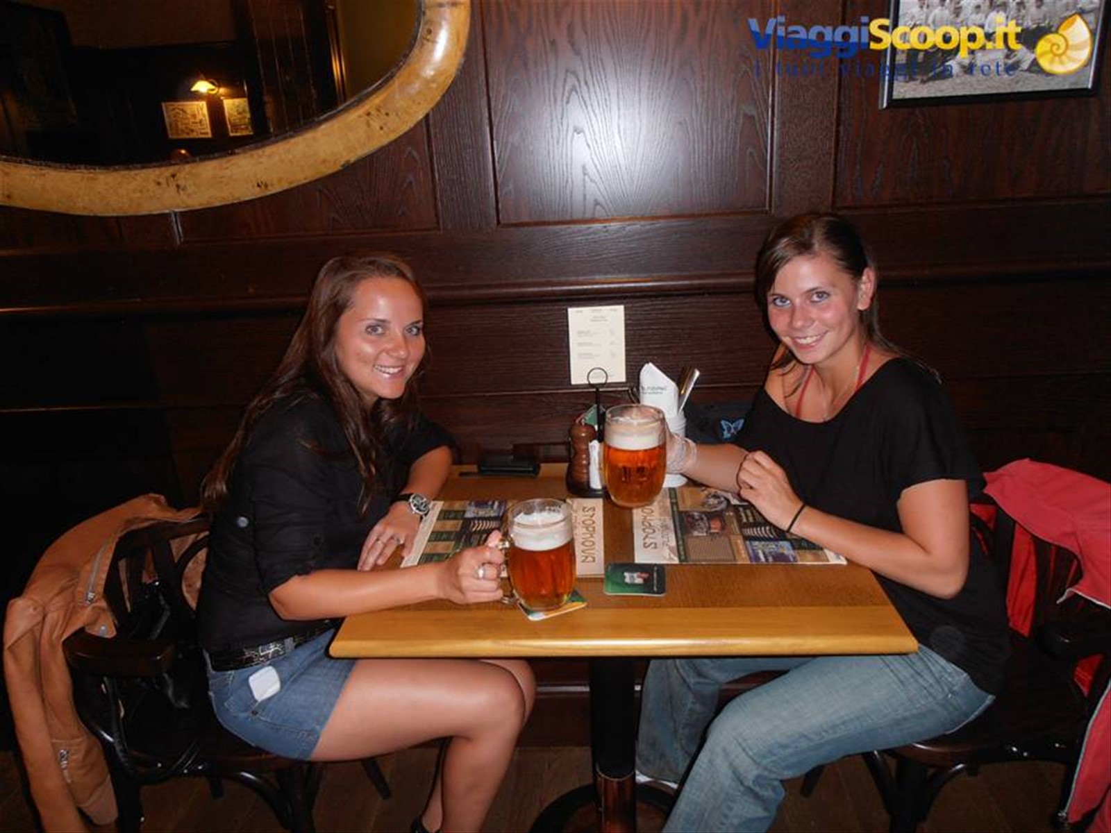 due belle ragazze ceche in birreria a Brno