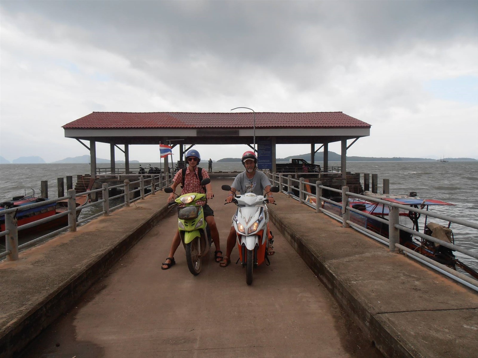 io ed un amico in moto a Ko Lanta - Tailandia