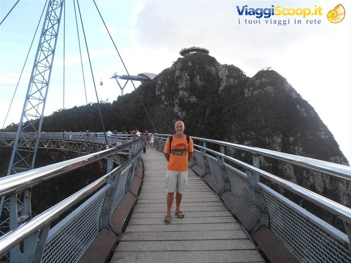 io sul ponte sospeso in cima al monte a Langkawi, Malesia