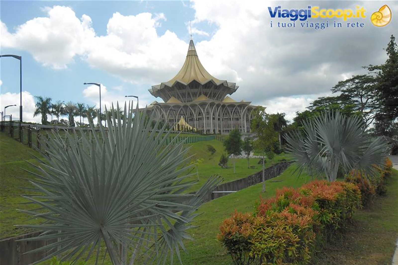 il palazzo del parlamento a Kuching capitale del Sarawak,Borneo Malesia
