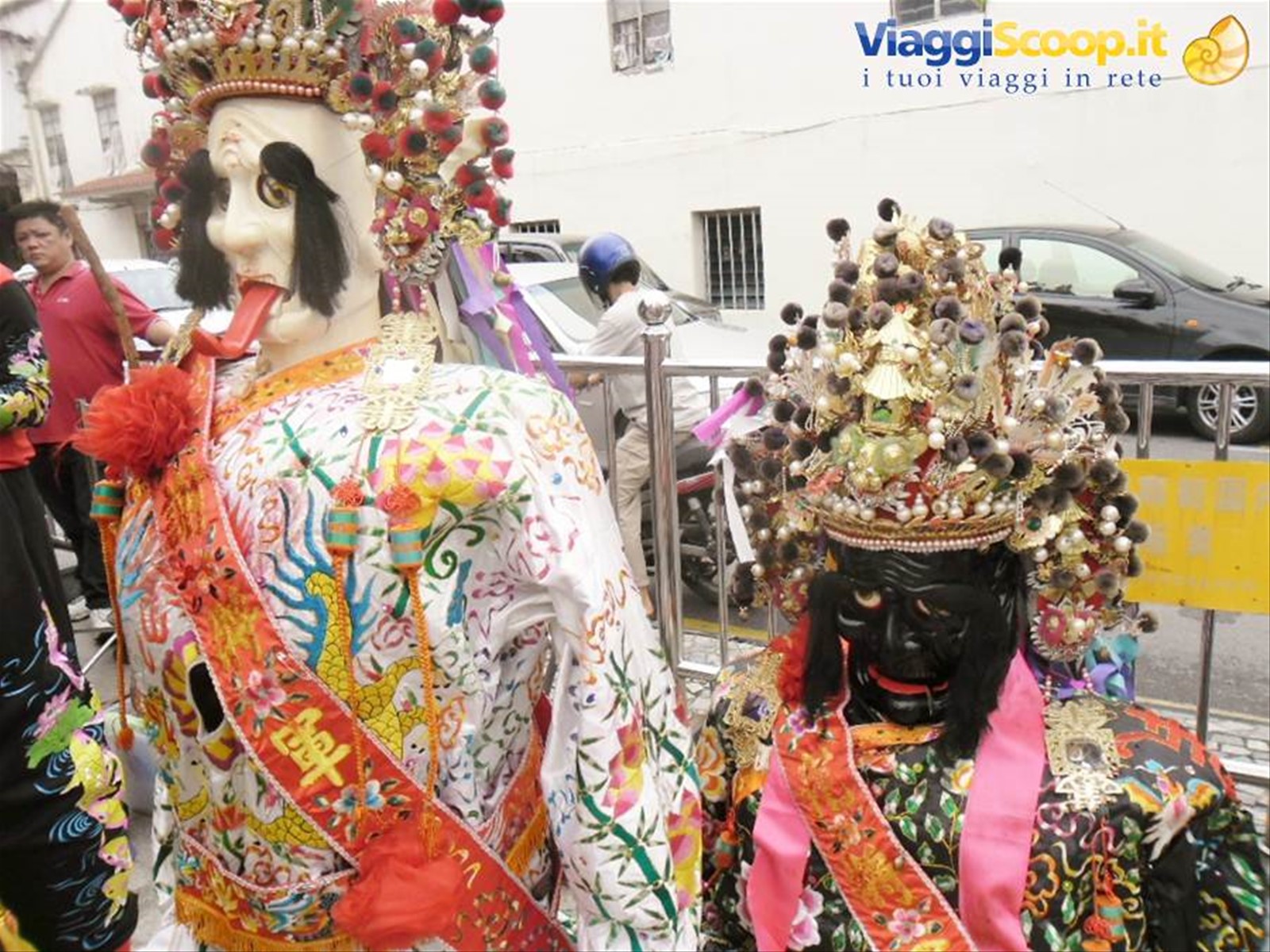 maschere davanti ad un tempio cinese a Kuching, Sarawak,Borneo malese