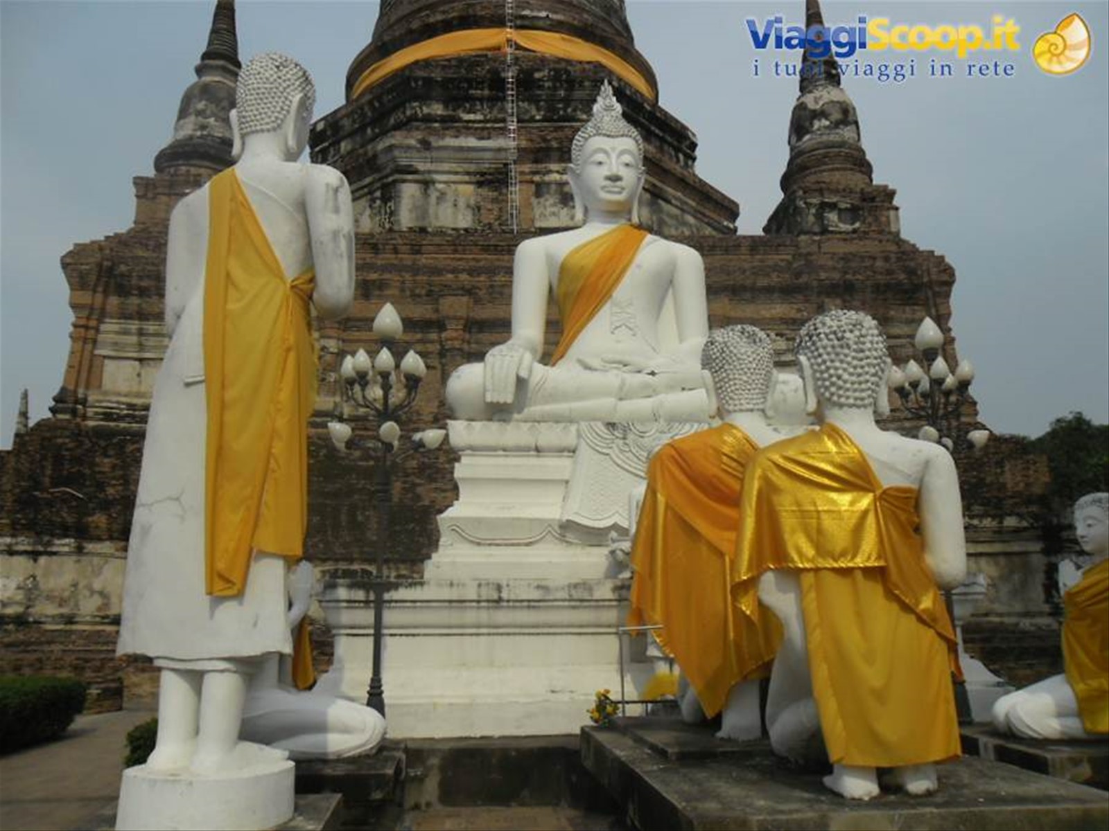 templi e Budda nella vecchia capitale thai Ayutthaya