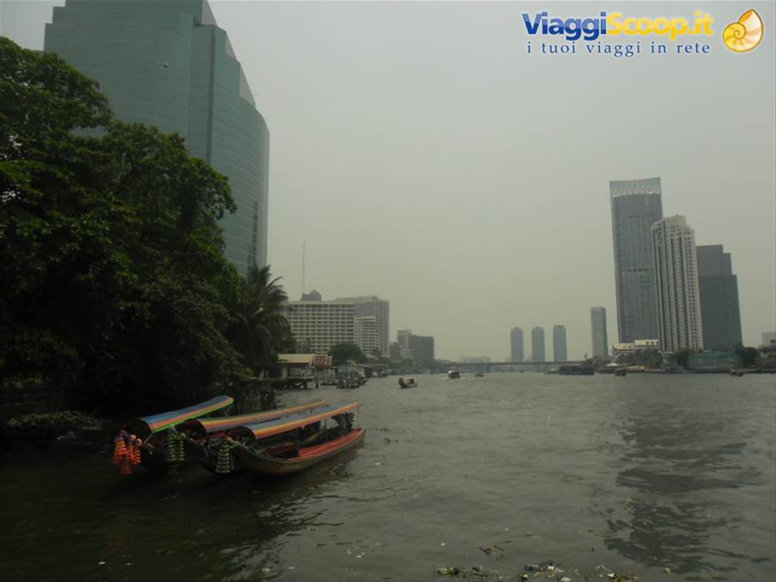 grattacieli e imbarcazioni lungo il Chao Praya a Bangkok