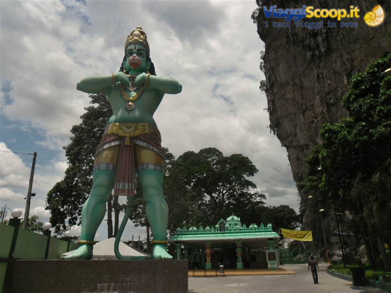 un'enorme statua al tempio Batu cave a Kuala Lumpur, Malesia