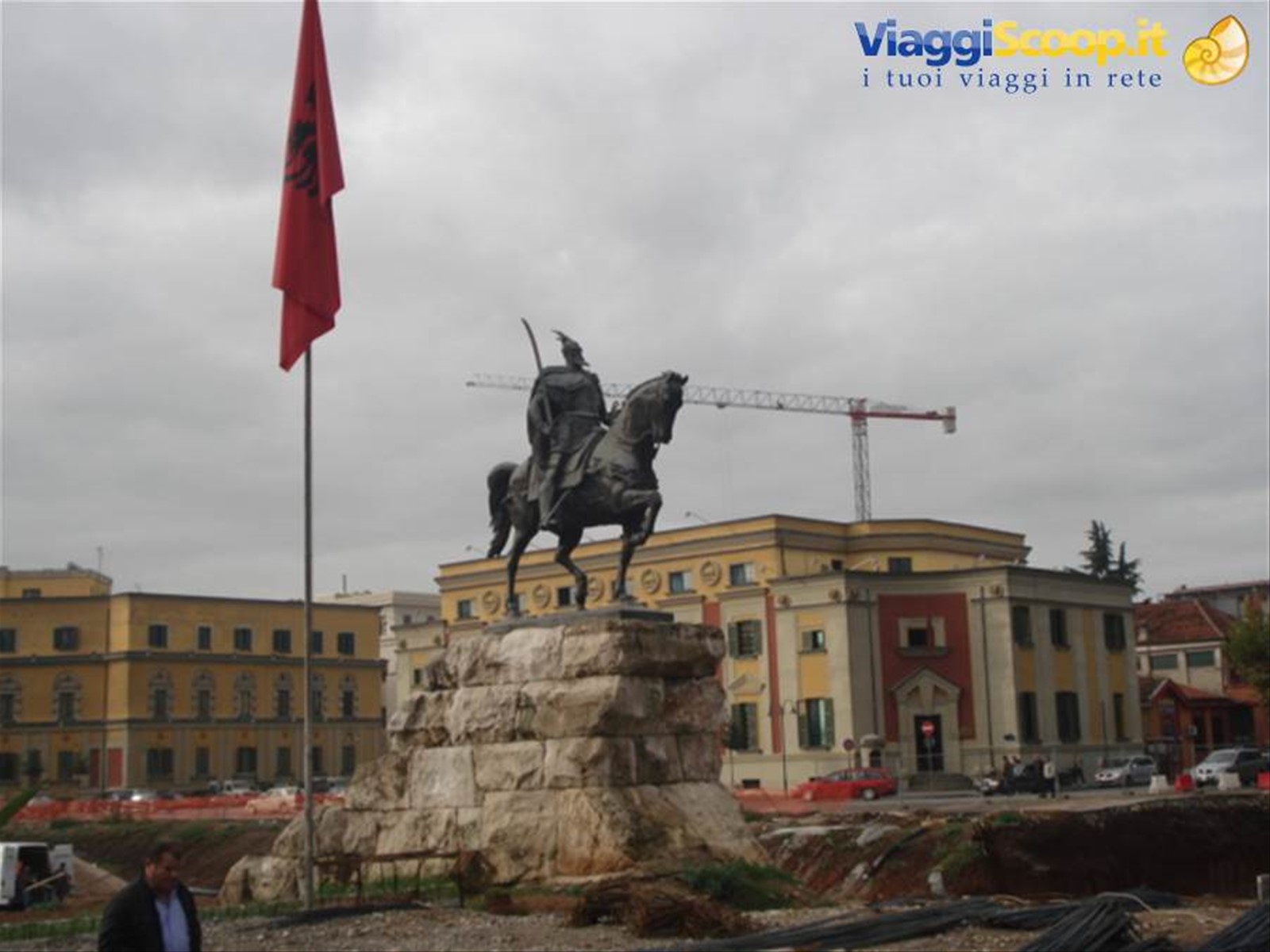 il monumento a Skanderberg a Tirana