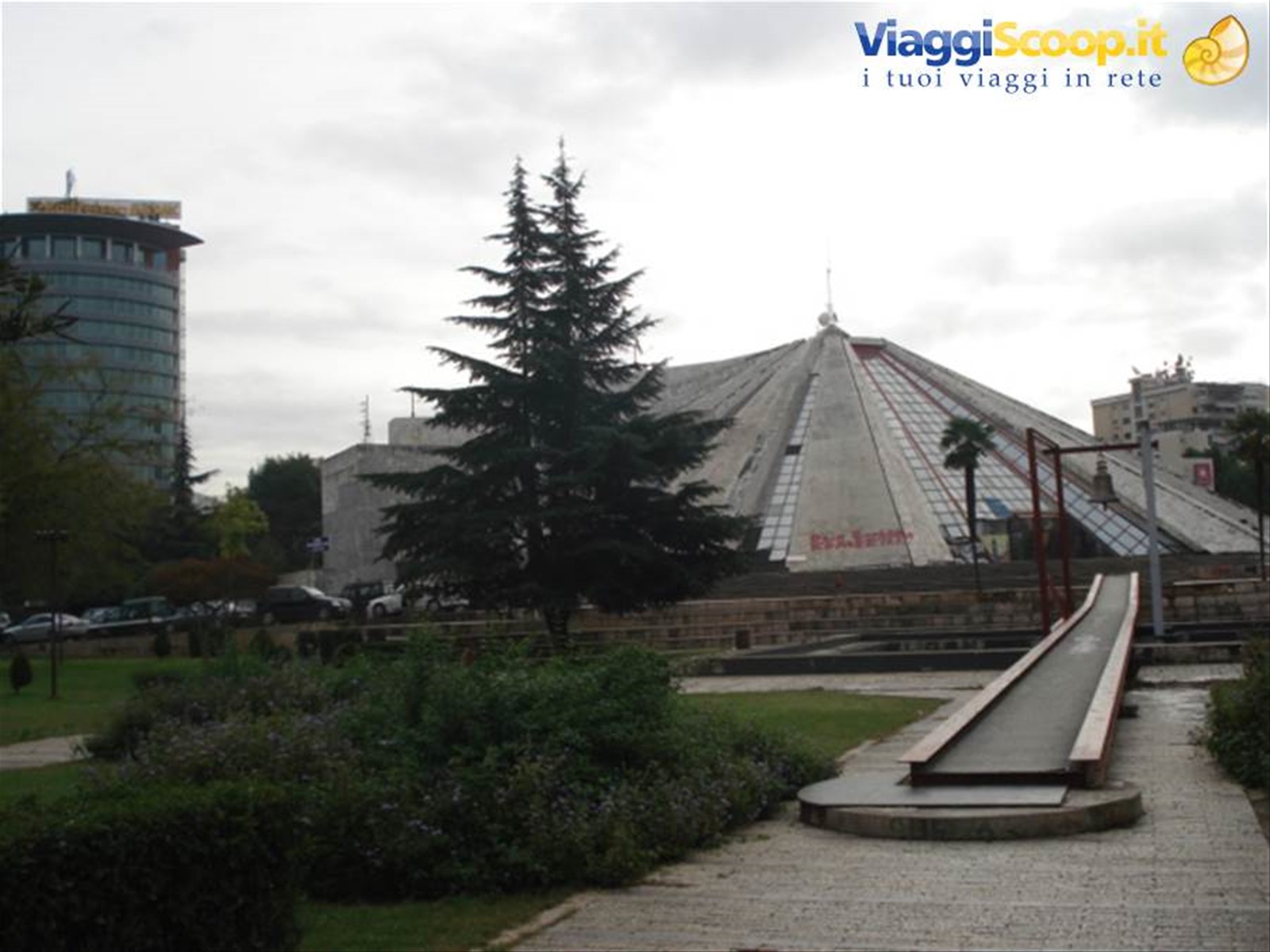 la piramide di Tirana
