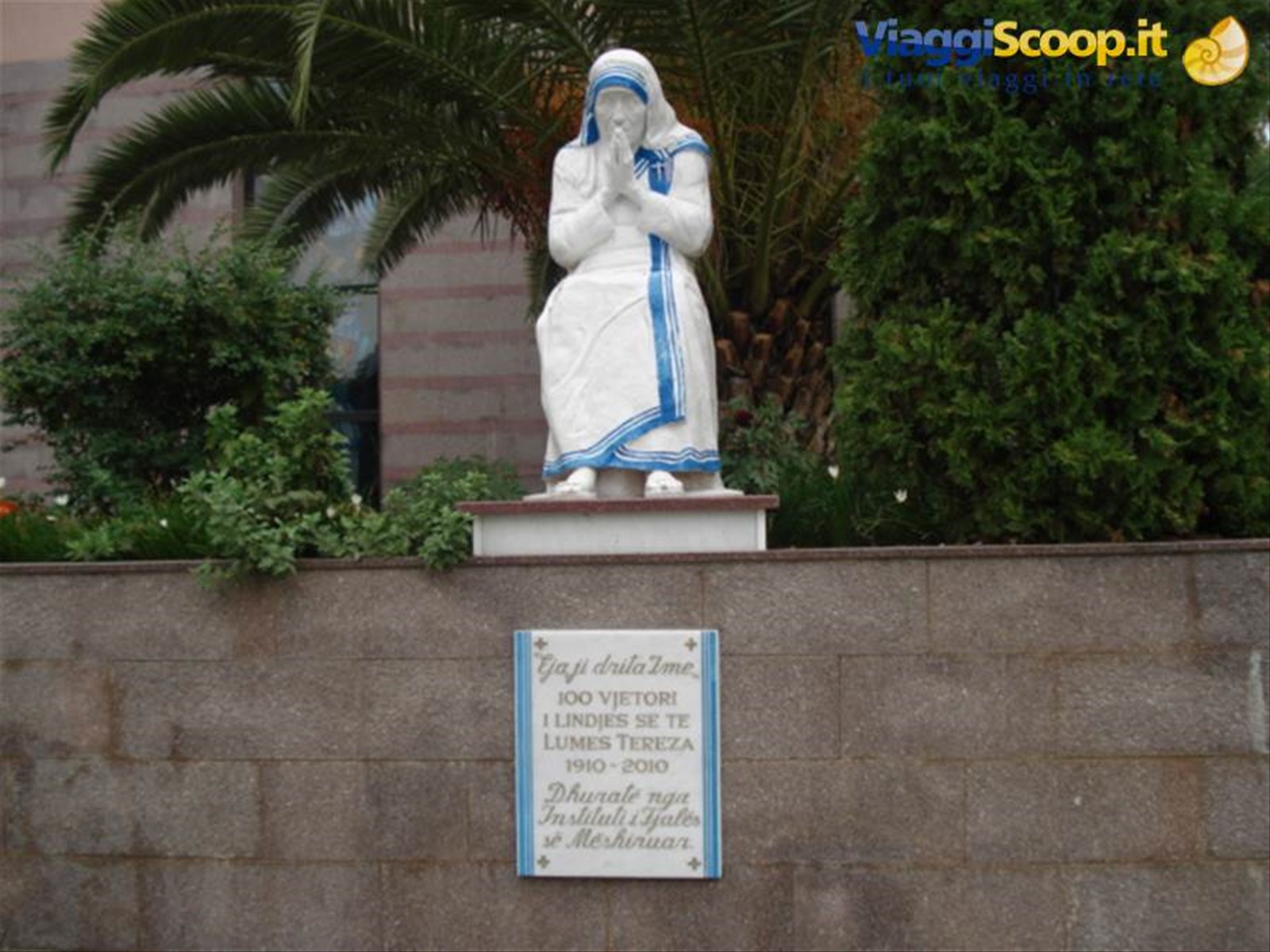 la statua di Madre Terea a Tirana