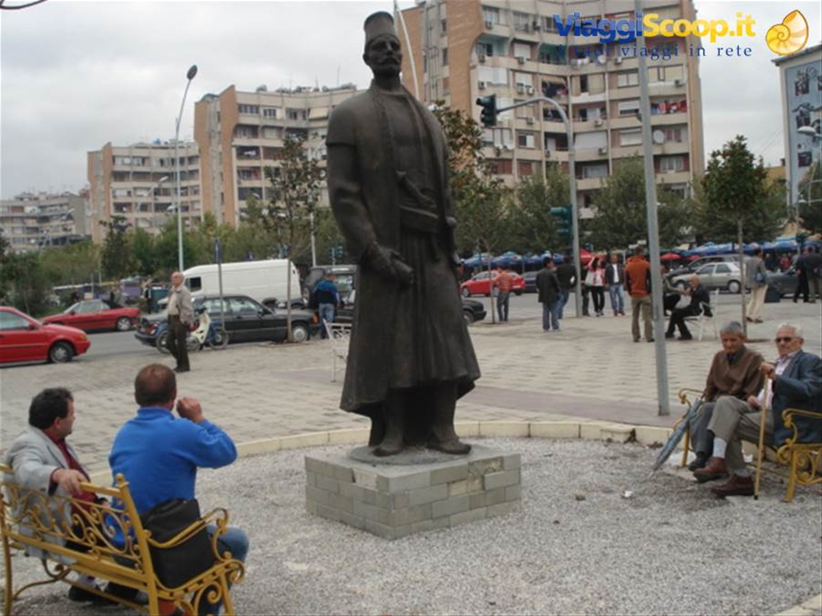 piazza con monumento a Tirana